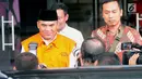 Bupati Jepara nonaktif, Ahmad Marzuki menuju mobil tahanan usai pemeriksaan di Gedung KPK, Jakarta, Jumat (14/6/2019). Ahmad Marzuki diperiksa sebagai tersangka suap terkait putusan atas praperadilan kasus dugaan korupsi penggunaan dana bantuan partai politik di PN Semarang. (merdeka.com/Dwi Narwoko