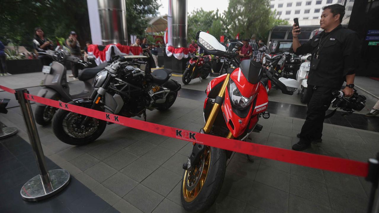 FOTO: OTT Wamenaker Noel, KPK Sita 22 Kendaraan Mewah