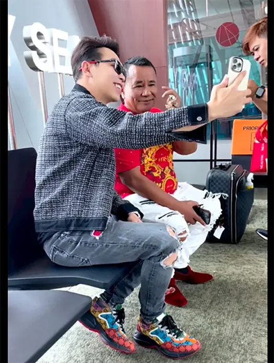 Sekedar informasi, setelah Inara Rusli membongkar perselingkuhan sang suami, Virgoun lantas mengajukan gugatan cerai. Karena ingin mendapatkan hak asuh ketiga anaknya, Virgoun sempat mencabut gugatan yang telah dilayangkan untuk di revisi. [Instagram/hotmanparisofficial]