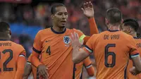 Bek tengah Liverpool berusia 32 tahun, Virgil van Dijk dipercaya menyandang ban kapten Timnas Belanda pada Euro 2024 setelah sebelumnya juga dipercaya memimpin Tim Oranye pada Piala Dunia 2022. Bersama Timnas Belanda, Virgil van Dijk hingga kini telah mengoleksi 68 caps dengan torehan 9 gol. (AP Photo/Patrick Post)
