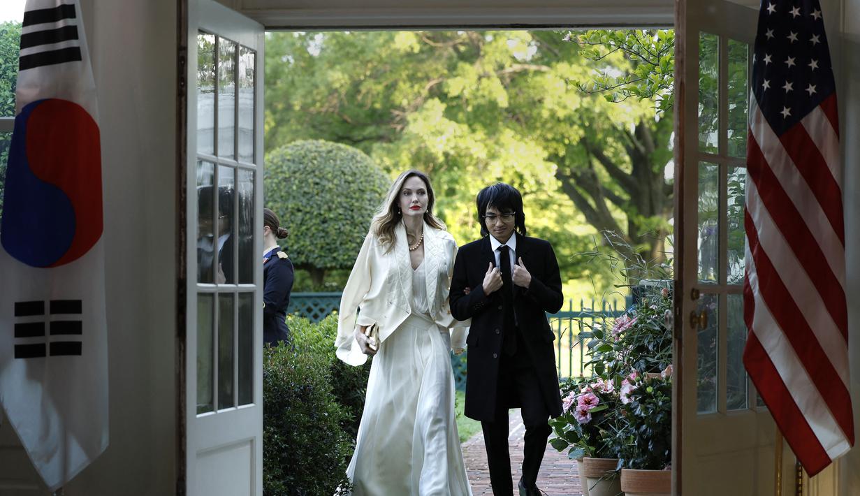 Seorang sumber menyatakan, hubungan Asia-Amerika sangat penting bagi keluarga Angelina Jolie. Mengingat anak-anaknya memiliki hubungan yang erat antara benua tersebut. Apalagi, Maddox berkuliah di Korea Selatan. (Anna Moneymaker/Getty Images/AFP)
