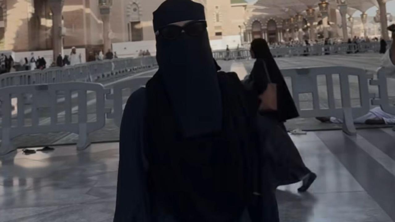 7 Potret Thya Sethya saat Pakai Hijab setelah Tinggalkan MMA, Sempat Tampil Bercadar Ketika Umroh