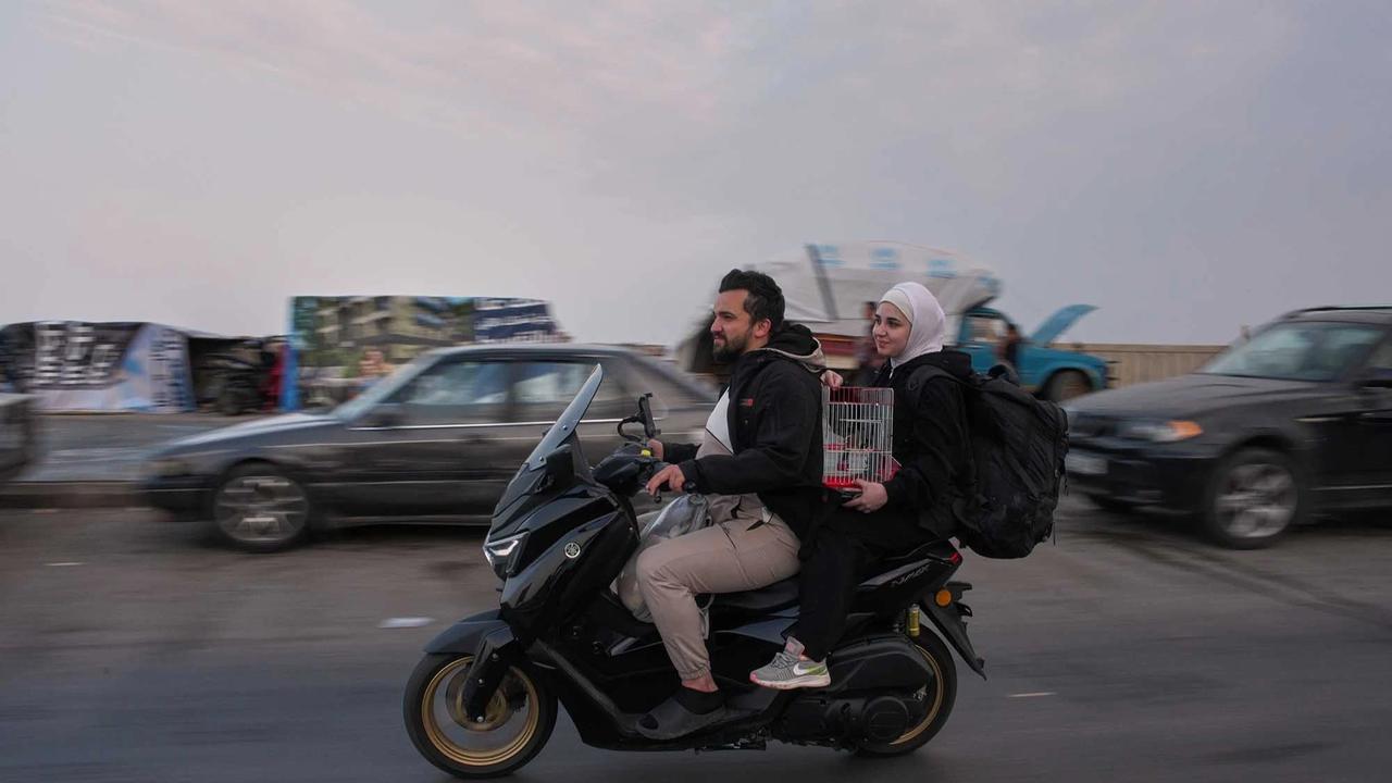 FOTO Warga Lebanon Kembali dari Pengungsian Setelah Gencatan Senjata