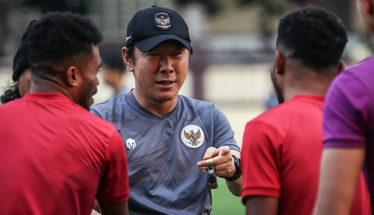 <p>Reaksi kebingungan pelatih Kepala Timnas Indonesia, Shin Tae-yong saat bersalaman dengan Yakob dan Yance Sayuri pada latihan perdana Timnas Indonesia yang berlangsung di Stadion PTIK, Jakarta, Senin (20/03/2023) sore WIB. Skuad Garuda rencananya akan melakoni laga FIFA Match Day melawan Burundi pada 25 dan 28 Maret 2023 di Stadion Patriot Candrabhaga, Bekasi. (Bola.com/Bagaskara Lazuardi)</p>