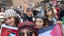 Melengkapi tampilannya, Syifa Hadju mengenakan kain sorban sebagai ikat kepala [@syifahadju]