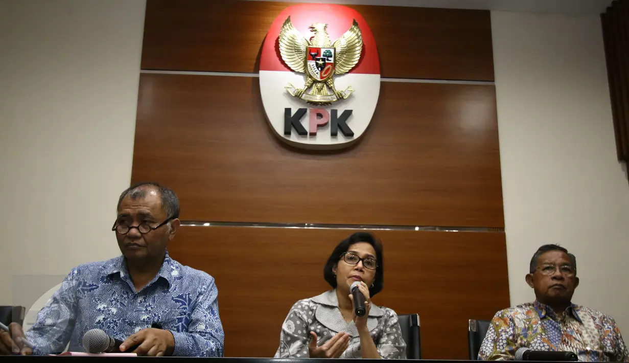 Menteri Keuangan sekaligus Ketua Pansel Dewan Komisioner OJK, Sri Mulyani memberikan keterangan pers di KPK, Jakarta, Kamis (9/2). Pansel OJK berharap KPK bisa mengecek ke 107 nama yang lolos seleksi tahap pertama(Liputan6.com/Helmi Afandi)