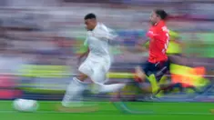 Pemain Real Madrid, Kylian Mbappe, menggiring bola saat melawan Osasuna pada laga pekan perdana La Liga di Stadion di Santiago Bernabeu, Rabu (20/8/2025) dini hari WIB. (AP Photo/Manu Fernandez)