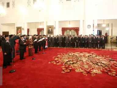 Presiden Joko Widodo melantik dua anggota Komisi Yudisial (KY) dan 9 anggota Ombudsman di Istana Negara, Jakarta (12/2). Pelantikan tersebut berdasarkan Keputusan Presiden Nomor 20P Tahun 2016 untuk masa jabatan 2015-2020. (Liputan6.com/Faizal Fanani)