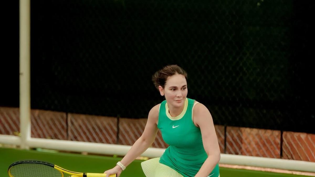 Luna Maya Kembali Main Tenis, Tampil Fresh dengan Outfit Serba Hijau ala E-Commerce