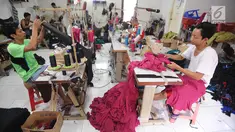 Pekerja menyelesaikan jahitan pakaian di kawasan sentra konveksi Kampung Bulak Timur, Cipayung, Depok, Kamis (9/5/2019). Awal bulan puasa hingga seminggu menjelang lebaran merupakan masa kesibukan penyelesaian jahitan di kawasan yang dihuni ratusan pelaku UMKM konveksi ini. (merdeka.com/Arie Basuki)