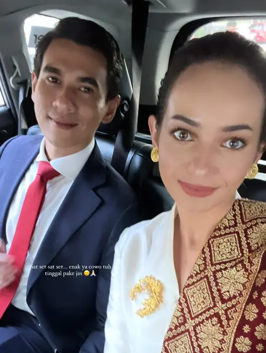 Di upacara penurunan bendera, Enzy Storia tampil dengan outfit dan riasan yang lebih netral [@enzystoria]