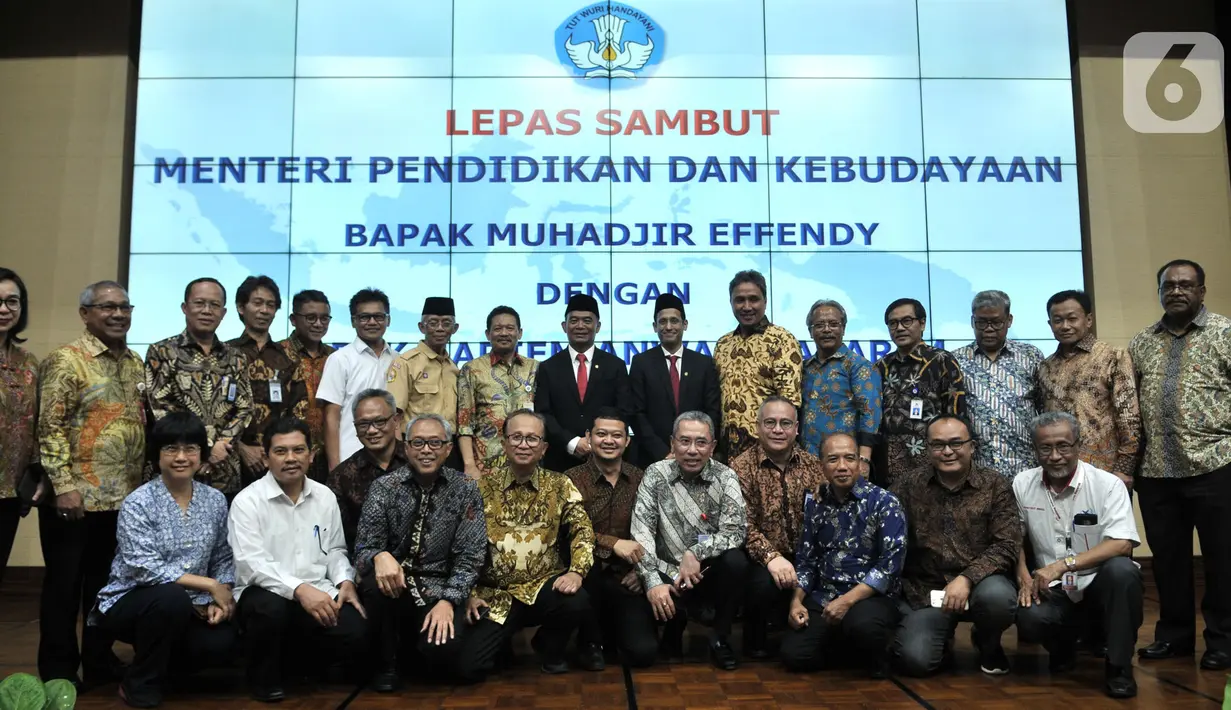 Nadiem Makarim didampingi Muhadjir Effendy berfoto bersama seusai acara lepas sambut Menteri Pendidikan dan Kebudayaan (Mendikbud) di Gedung Kemendikbud, Jakarta, Rabu (23/10/2019). Nadiem Makarim menggantikan Muhadjir Effendi yang sebelumnya menjabat sebagai Mendikbud (merdeka.com/Iqbal Nugroho)