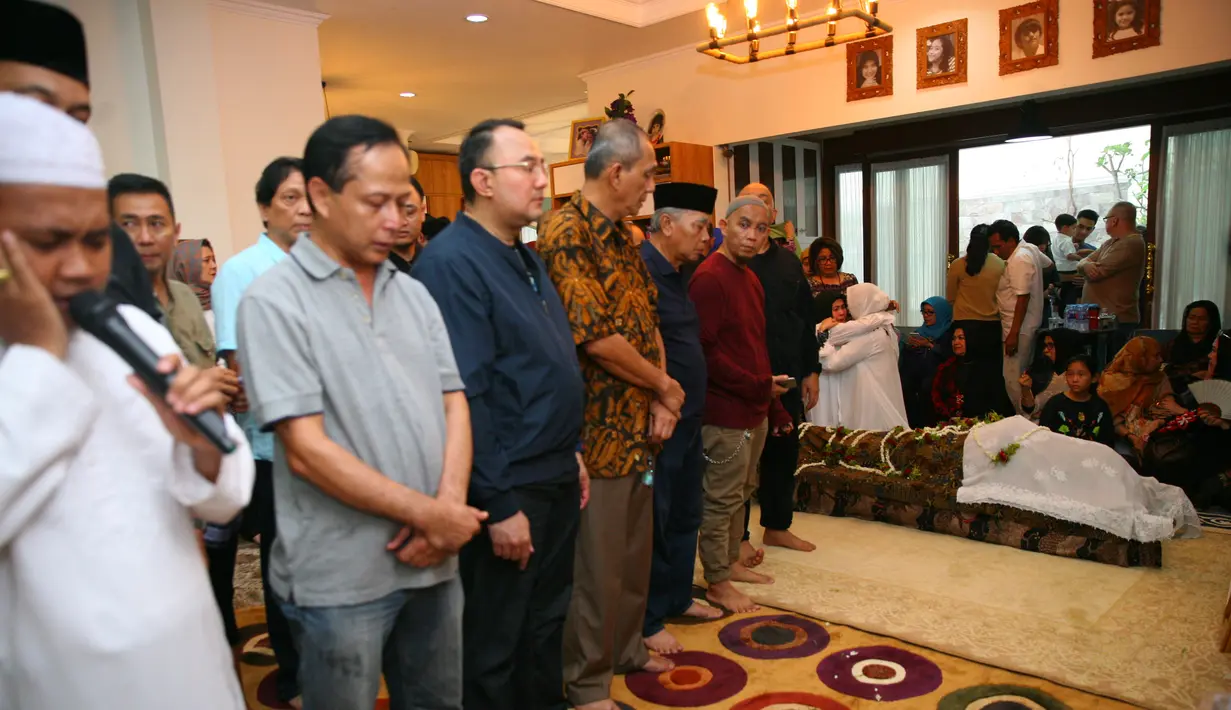 Tak henti-hentinya beberapa pelayat terus mendoakan pria yang juga sebagai aktor, sutradara, penulis skenario dan politisi itu. Beberapa kali almarhum di salatkan di kediamannya di kawasan Kemang Timur, Jakarta Selatan. (Nurwahyunan/Bintang.com)