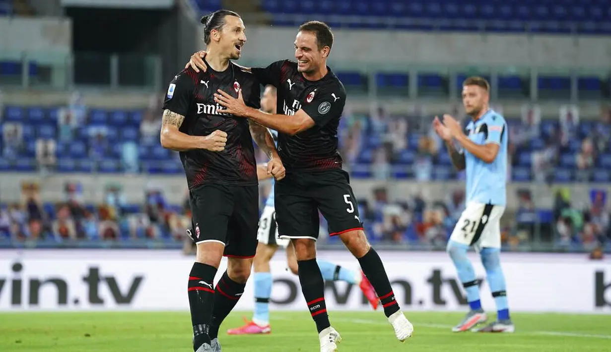 Pemain AC Milan Zlatan Ibrahimovic dan Giacomo Bonaventura merayakan gol yang dicetak ke gawang Lazio pada laga Serie A di Stadion Olympic, Roma, Sabtu (4/6/2020). Lazio takluk 0-3 dari AC  Milan. (Spada/LaPresse via AP)