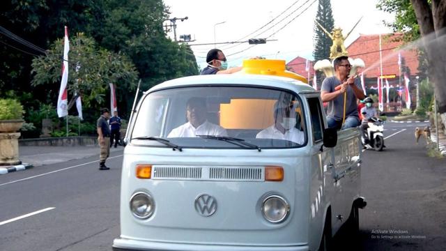 Bupati Buleleng, Putu Agus Suradnyana Memimpin Penyemprotan Disinfektan yang dilakukan 2 kali dalam Sehari Pada Wilayah Publik Di Kota Singaraja, Kabupaten Buleleng, 30 Maret 2020