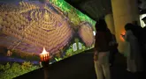 Pengunjung menikmati pengalaman imersif Purwacarita Borobudur di Galeri Indonesia Kaya, Grand Indonesia, Jakarta, Selasa (1/9/2026). Karya tersebut memadukan teknologi Ethical AI, proyeksi visual, dan teater imersif untuk menghadirkan kisah asal mula serta sejarah Candi Borobudur secara interaktif. (KLY/Budy Santoso)