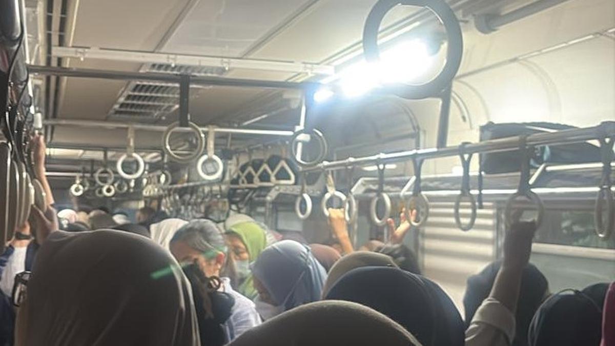 KRL Tanah Abang - Rangkas Bitung Mati Listrik di Tengah Jalan, Penumpang Mengeluh Udara Tipis  #News