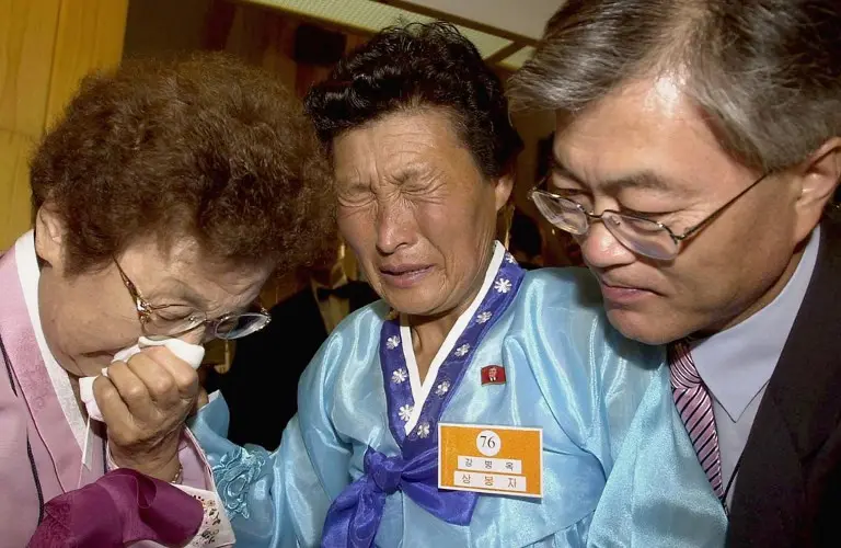 Moon Jae-In saat masih menjadi penasihat senior Presiden Roh Moo-hyun bersama sang ibu saat reunifikasi Korut-Korsel tahun 2004  di MOUNT KUMGANG, NORTH KOREA (AFP)