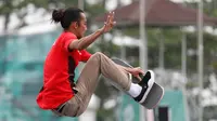 Skateboarder Indonesia,  Pevi Permana Putra saat tampil dalam final taman putra Asian Games 2018 di arena roller sport Jakabaring, Palembang, Rabu (29/8). Pevi meraih medali perunggu dengan mengoleksi 67,00 poin. (AP/Vincent Thian)