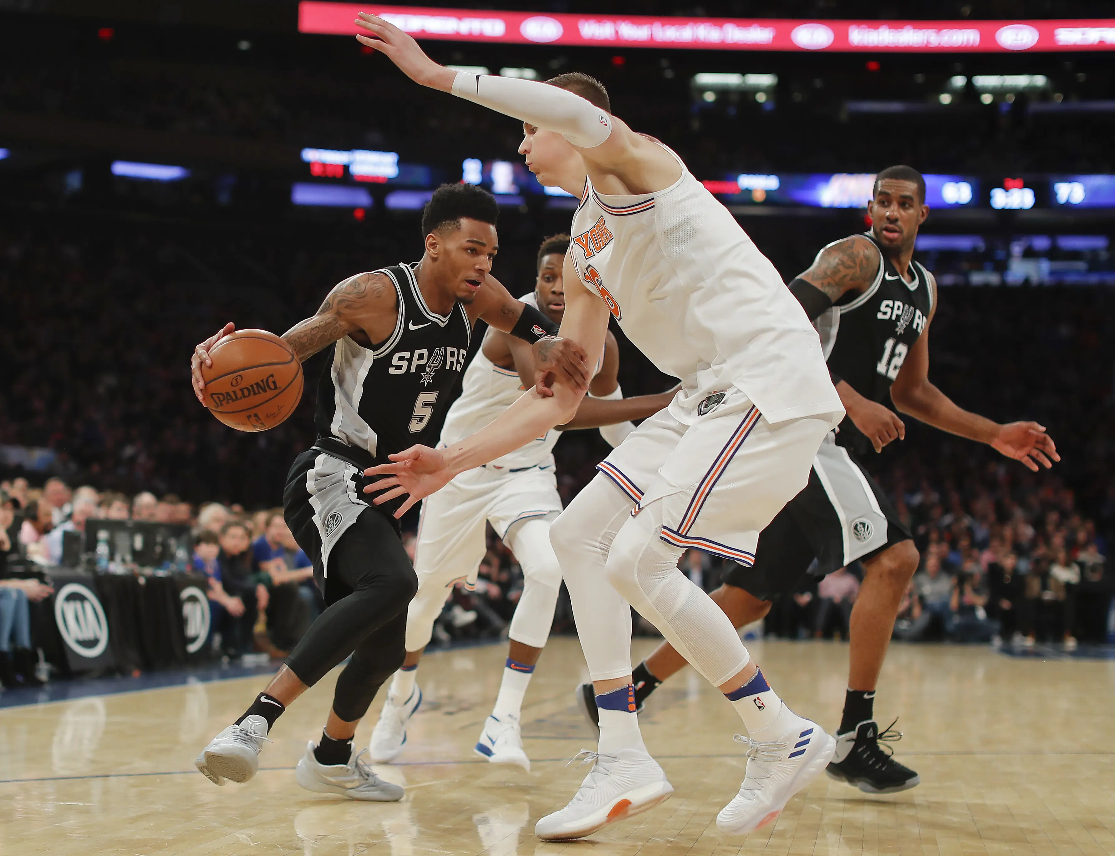 Dejounte Murray saat mencoba terobos pertahanan New York Knicks yang dikawal Porzingis  (AP Photo/Julie Jacobson)
