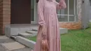 Tampil lebih soft, dengan perpaduan tunik warna pink pastel, hijab warna krem, dan celana kulot warna putih. Manis banget! (Instagram/dwihandaanda).