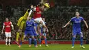 Kiper Chelsea Petr Cech duel udara dengan gelandang Arsenal Mesut Ozil pada pertandingan sepak bola Liga Inggris antara Arsenal vs Chelsea di Stadion Emirates, London (24/12/13). (AFP/Adrian Dennis)