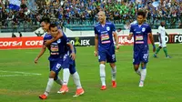 Pemain PSIS berselebrasi seusai menjebol gawang Persebaya di Stadion Moch. Soebroto, Magelang, Minggu (22/7/2018). (Bola.com/Ronald Seger Prabowo)