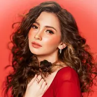 Adik dari Sandrinna Michelle ini tampil dengan pesona yang lebih dewasa dan elegan, memperlihatkan sisi mature yang semakin kuat seiring bertambahnya usia. [@riomotret].