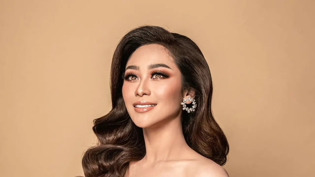 6 Potret Poppy Capella, Eks Pedangdut Pemegang Lisensi Miss Universe Indonesia