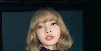 Untuk kerah model turtleneck, kamu dapat memiliki tampilan kalung berlapis yang mendandani leher dan area dada kamu untuk menjadikan aksesori sebagai titik fokus penampilan kamu. (Instagram/lalalalisa_m).