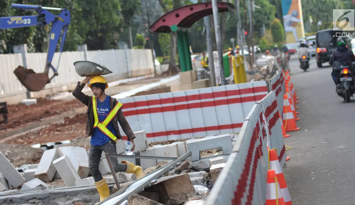 Pekerja melakukan pengerjaan renovasi pedestrian di Jalan Gerbang Pemuda, Jakarta, Selasa (17/4). Jelang perhelatan Asian Games XVIII, pedestrian di sekitar kawasan Gelora Bung Karno (GBK) terus ditata. (Liputan6.com/Helmi Fithriansyah)