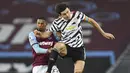Bek Manchester United, Harry Maguire berebut bola udara dengan pemain West Ham, Sebastien Haller pada pertandingan lanjutan Liga Inggris di stadion London di London, Inggris, Minggu (6/12/2020). MU menang 3-1 atas West Ham. (Justin Setterfield/Pool Via AP)