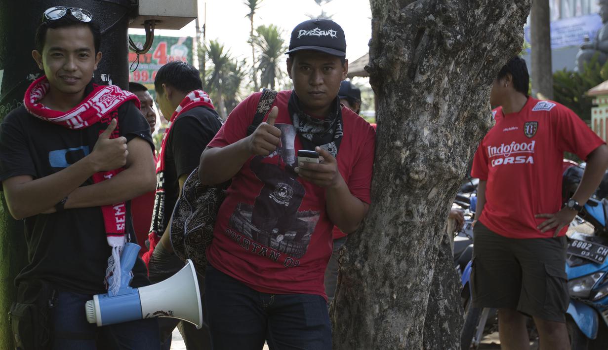 Pendukung Bali United bersiap menyaksikan laga perempat final antara Bali United melawan Arema Cronus di Malang, Sabtu (19/9/2015). (Bola.com/Vitalis Yogi Trisna)