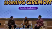 CEO MyRepublic, Timotius Sulaiman; Direktur Utama PT Smartfren Telecom, Merza Fachys; dan CEO Vidio, Sutanto Hartono (ki-ka). (Liputan6.com/ Agustinus Mario Damar)