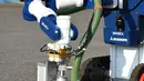 Sebuah unit robot dikendalikan dari jarak jauh untuk menghilangkan serbuk besi akibat ledakan nuklir saat demonstrasi di Chiba, Jepang (16/12). Robot dikembangkan untuk pembangkit nuklir Fukushima yang mengalami krisis sejak Tsunami. (AFP/Toru Yamanaka)