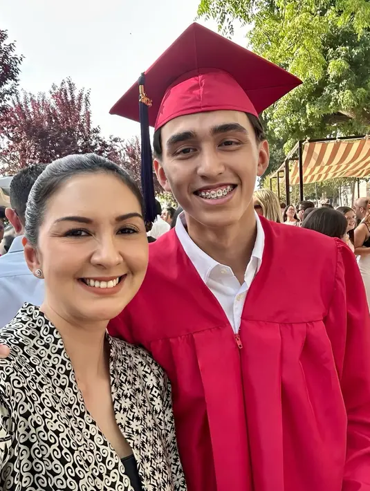 Lionel Sinathrya atau yang akrab disapa Lio, putra sulung Donna Agnesia dan Darius Sinathraya baru saja lulus SMA dengan Diploma Magna Cum Laude. Bukan di Indonesia, Donna pun harus terbang ke Portugal untuk merayakan wisuda putranya. [@dagnesia]