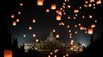 Ribuan lampion dilepasSebagai puncak peringatan Hari Raya Waisak 2569 BE/2025, umat Buddha bersama sejumlah wisatawan melepaskan lampion di depan Candi Borobudur. (YASUYOSHI CHIBA/AFP) di depan Candi Borobudur, di Magelang, Jawa Tengah, pada 12 Mei 2025. (YASUYOSHI CHIBA/AFP)