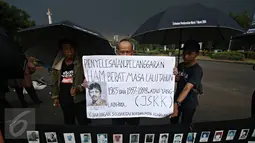 Aktivis JSKK melakukan aksi Kamisan ke-467 di depan Istana Negara, Kamis (10/11). Bertepatan dengan Hari Pahlawan, JSKK kembali meminta kepada Presiden Jokowi agar segera menuntaskan kasus pelanggaran HAM berat masa lalu. (Liputan6.com/Immanuel Antonius)