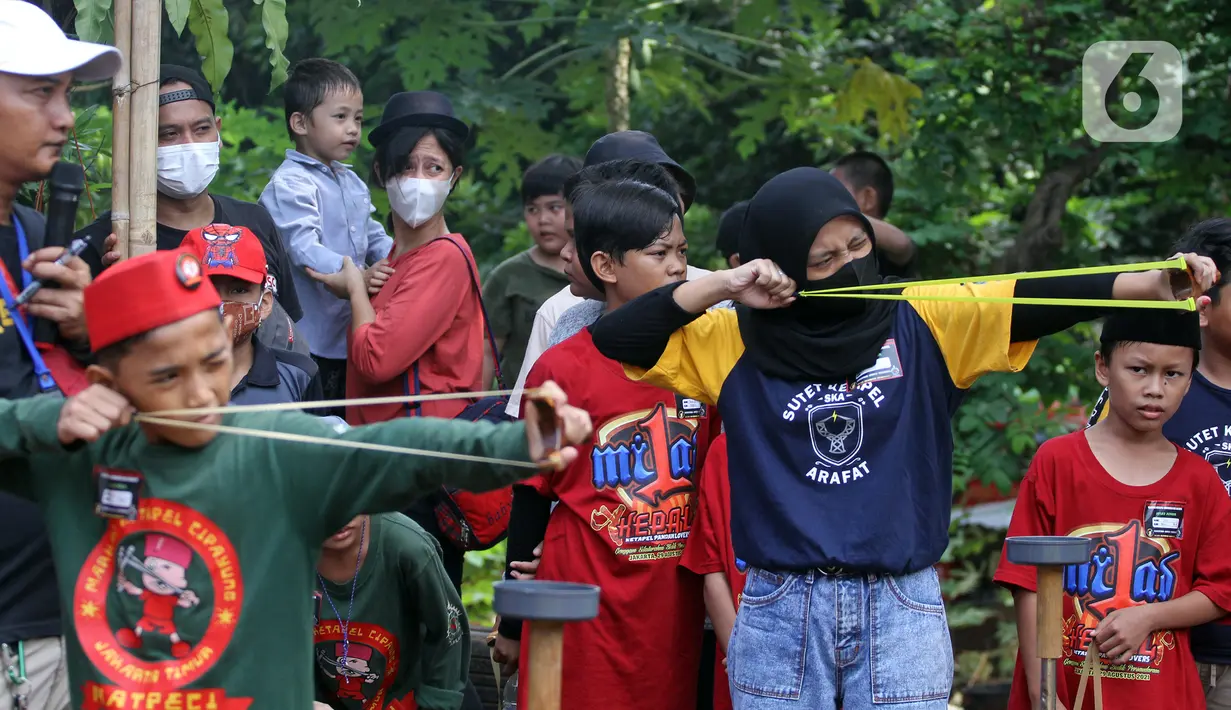 Sejumlah peserta membidik sasaran saat lomba ketapel di Kampoeng Ketapel, Ciganjur, Jakarta, Minggu (19/9/2021). Lomba ini diikuti 12 klub di DKI Jakarta. (Liputan6.com/Herman Zakharia)