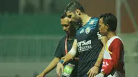 Srdjan Lopicic mengalami retak tulang tangan kanan saat laga PS TNI melawan Arema Cronus, Minggu (31/7/2016) di Stadion Pakansari, Cibinong. (Bola.com/Iwan Setiawan)