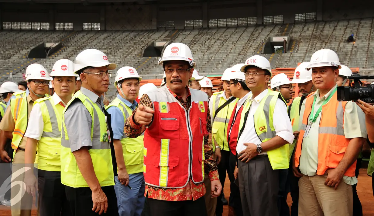 Wakil Gubernur DKI Jakarta, Djarot Saiful Hidayat (tengah) saat meninjau perkembangan renovasi Stadion GBK Jakarta, Selasa (18/10). Pengerjaan renovasi Stadion GBK ditargetkan selesai Oktober 2017. (Liputan6.com/Helmi Fithriansyah)