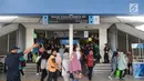 Pejalan kaki keluar dari Stasiun Tanah Abang, Jakarta, Kamis (7/2). Mulai 7 Februari 2019, pejalan kaki yang menuju dan dari Stasiun Tanah Abang harus mengakses jembatan penyeberangan multiguna (JPM) atau skybridge. (Liputan6.com/Herman Zakharia)