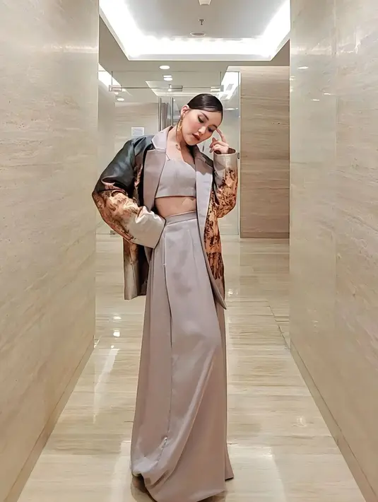 Gaya elegan Ayu Ting Ting dengan siluet oversized. Di sini, ia tampil penuh pesona mengenakan two pieces bernuansa kecokelatan, ditumpuk dengan blazer bermotif abstrak yang serasi. [Foto: Instagram/ayutingting92]