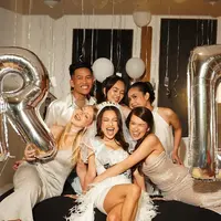 Dapat Kejutan dari Para Bridesmaid, Aura Bride-to-Be Jennifer Coppen Kian Terpancar. [@jennifercoppenreal20].