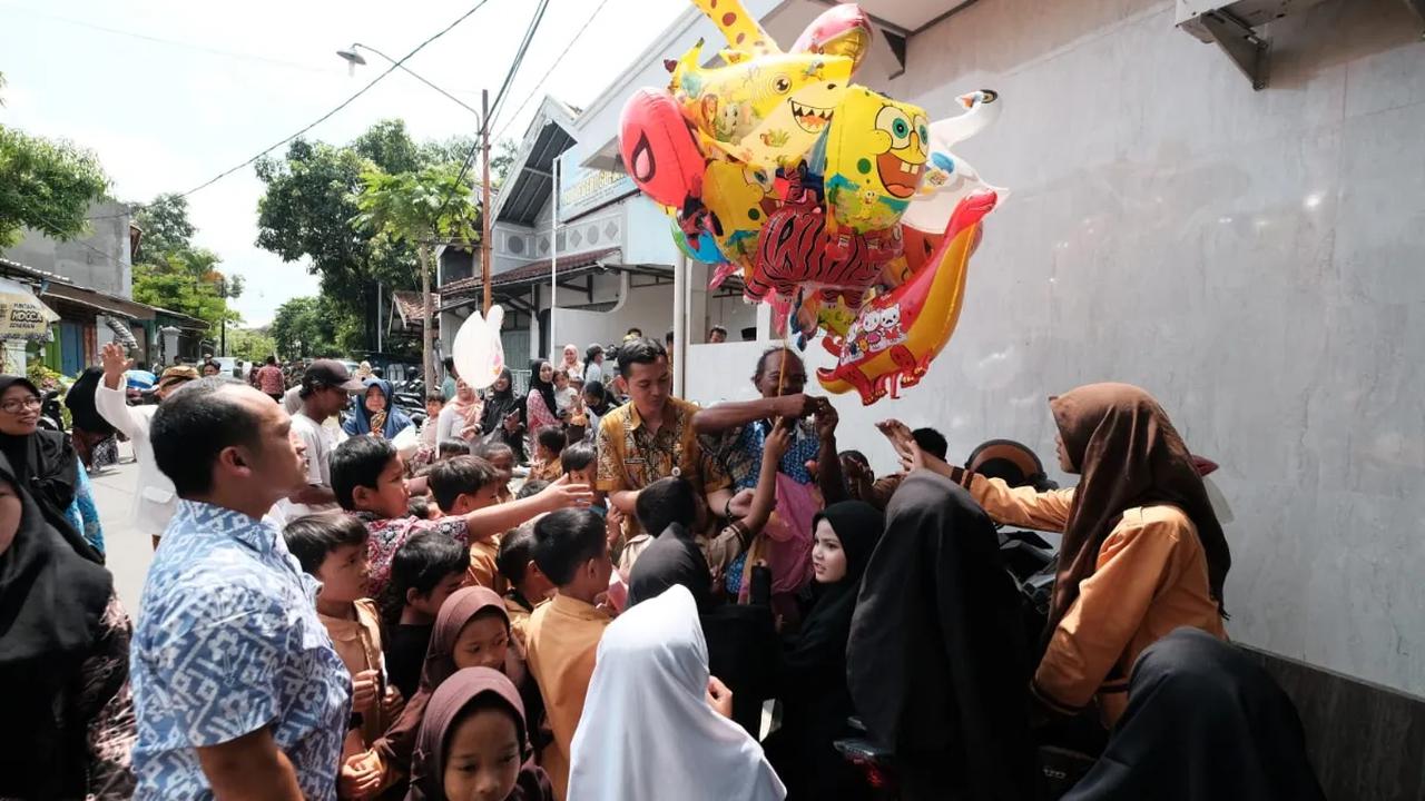 Dalam perjalanan ke mobil dinas, Gibran juga memborong balon hidrogen Pedagang Kaki Lima (PKL) untuk dibagikan kepada anak sekolah.