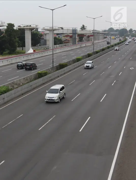 Kendaraan melintas di Jalan Tol Jakarta-Cikampek, Selasa (13/3). PT Jasa Marga (Persero) Tbk mencatat, pelaksanaan ganjil genap ini berdampak pada lancarnya jalan tol Jakarta-Cikampek. (Liputan6.com/Arya Manggala)