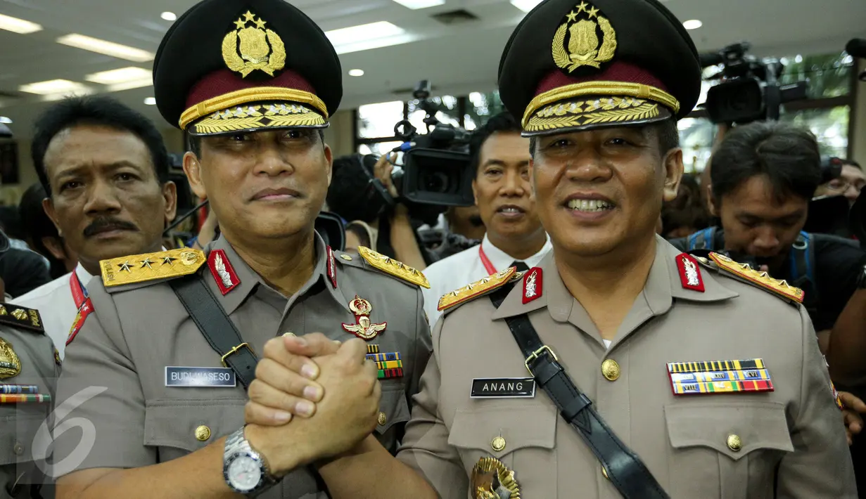 Komjen Pol Budi Waseso (kiri) berjabat tangan dengan Komjen Pol Anang Iskandar usai upacara serah-terima jabatan di Aula Rupatama Mabes Polri, Jakarta, Senin (7/9). Anang resmi menjabat Kabareskrim menggantikan Budi Waseso. (Liputan6.com/Faizal Fanani)