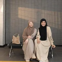 Dalam potret terbaru yang mereka unggah, keduanya tampil serasi bak “kembar”, sama-sama anggun dengan gamis panjang dan hijab syar’i bernuansa earthy yang menenangkan. Busana yang mereka kenakan ini juga menjadi salah satu koleksi ShibyShireen yang kabarnya akan segera launching, dan tak heran kalau banyak pengikut mereka sudah menunggu-nunggu rilis resminya.  [@shireensungkar].