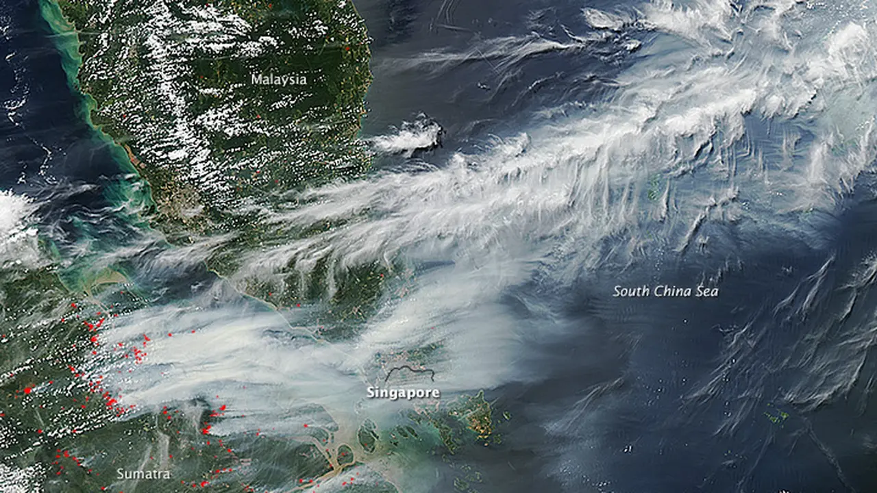 Pergerakan kabut asap dari Sumatra ke Malaysia selatan dan Singapura pada 19 Juni 2013.