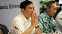 Menteri Koordinator Bidang Kemaritiman dan Investasi Luhut Binsar Pandjaitan (kiri) bersama Menteri Perindustrian Agus Gumiwang Kartasasmita saat menggelar konferensi pers di Jakarta, Senin (6/3/2023). Keterangan pers tersebut terkait pemerintah akan mengucurkan insentif Kendaraan Bermotor Listrik Berbasis Baterai (KBLBB) pada 20 Maret 2023. (Liputan6.com/Johan Tallo)